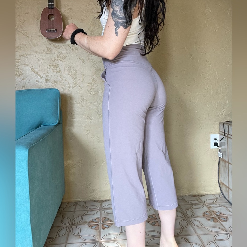Dusty lavender lululemon flare capris!🤍